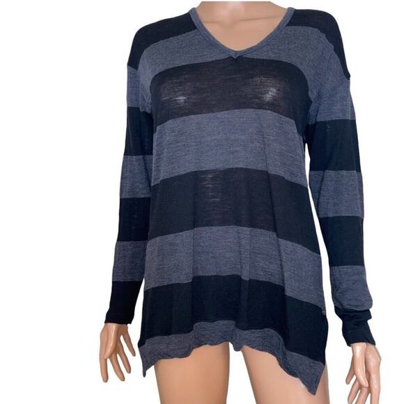 Theory brand lightweight long sleeve gray & black with side button details SZ M - Picture 2 of 8